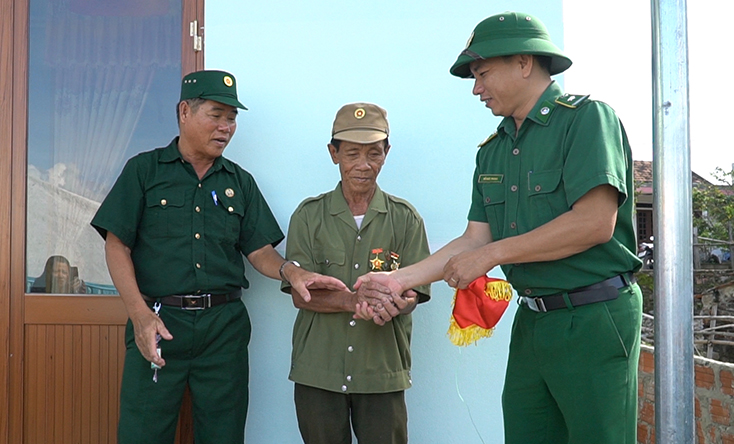 Bàn giao nhà tình nghĩa cho cựu TNXP Phan Văn Nính.