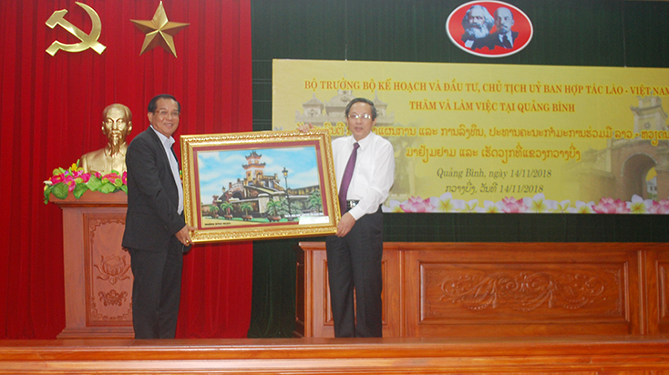 Đồng chí Bí thư Tỉnh ủy Hoàng Đăng Quang tặng quà lưu niệm cho đồng chí Bộ trưởng Bộ Kế hoạch-Đầu tư nước CHDCND Lào Su-phăn Kẹo-mi-xay