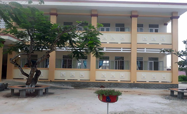 Dãy nhà hai tầng của Trường tiểu học Quảng Châu được xây dựng khang trang, cơ sở vật chất đầy đủ nhưng lại không có học sinh đến học. 