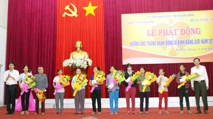 Đại diện lãnh đạo UBND thị xã Ba Đồn, Sở Lao động, Thương binh và Xã hội trao quà cho các chị em có hoàn cảnh khó khăn.