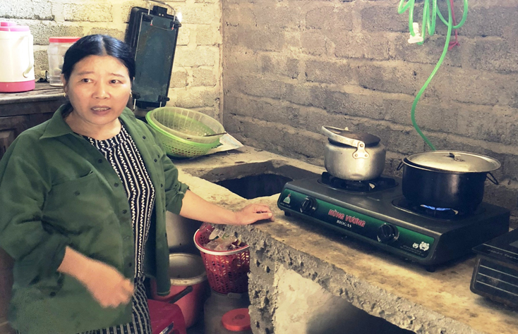 Bà Trần Thị Duyến ở xã Vạn Ninh (Quảng Ninh) sử dụng khí biogas cho nhu cầu sinh hoạt của gia đình