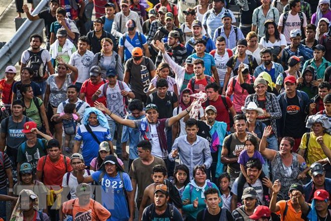 Người di cư Honduras tại tuyến đường nối Ciudad Hidalgo và Tapachula, bang Chiapas, Mexico trong hành trình tới Mỹ ngày 21-10-2018. (Ảnh: AFP/TTXVN)