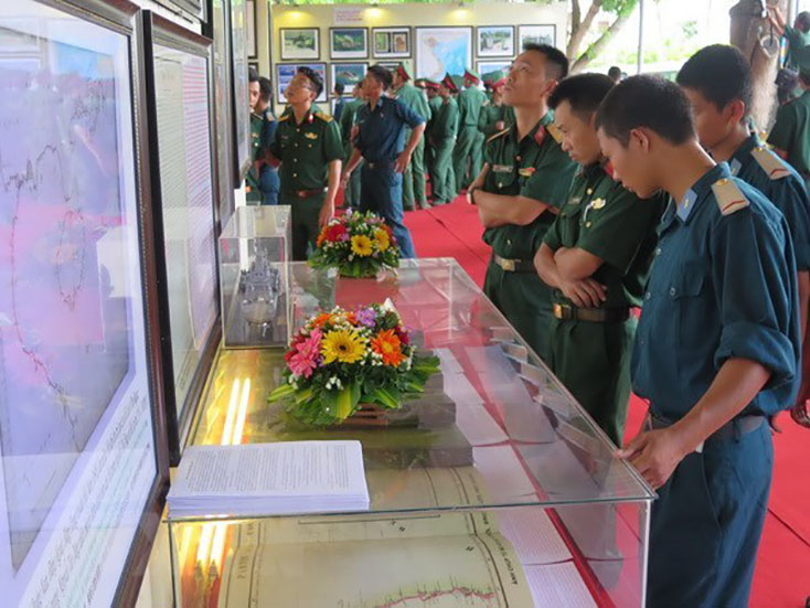 Các đại biểu, lực lượng vũ trang tham quan triển lãm về Hoàng Sa, Trường Sa của Việt Nam. (Nguồn: TTXVN)