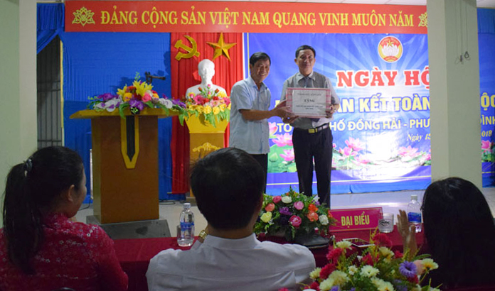 Đồng chí Lê Văn Phúc, Bí thư Thành ủy Đồng Hới tặng quà tổ dân phố Đồng Hải, phường Hải Đình.
