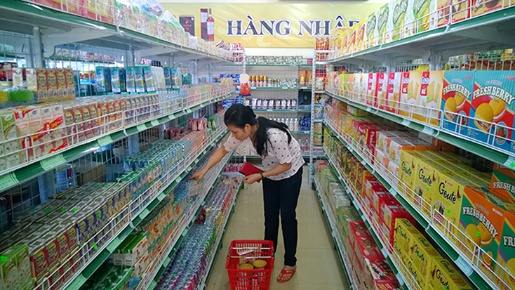 Người dân mua sắm hàng hóa tại siêu thị Diến Hồng.