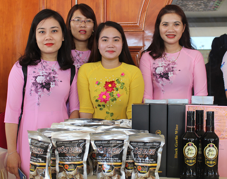 Sản phẩm tỏi đen, rượu tỏi đen được trưng bày tại gian hàng hội nghị thương mại Việt-Lào năm 2018.