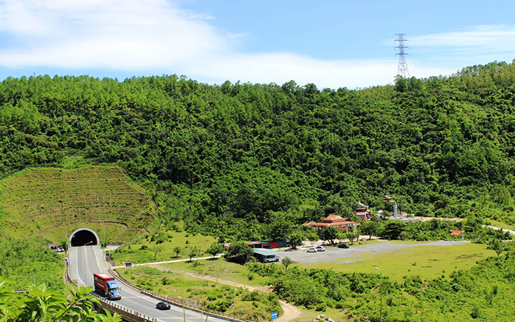 Hầm đường bộ đèo Ngang trên Quốc lộ 1A nối hai tỉnh Quảng Bình và Hà Tĩnh.