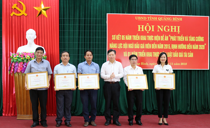 Đồng chí Nguyễn Tiến Hoàng, TUV, Phó Chủ tịch UBND tỉnh tặng bằng khen cho các tập thể có thành tích xuất sắc.