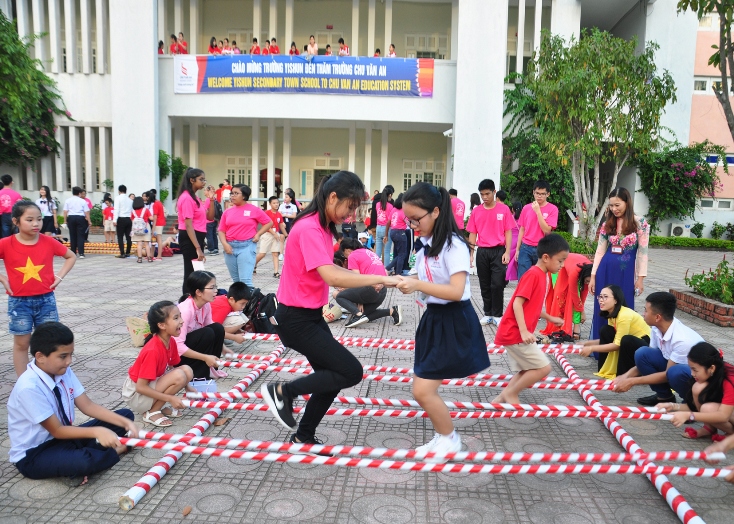 Học sinh trường Trung học Yisun tham gia trò chơi nhảy sạp.