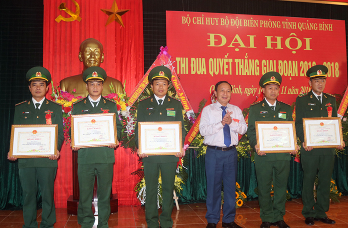 Đồng chí Trần Hải Châu, Ủy viên Ban Thường vụ, Trưởng ban Nội chính Tỉnh ủy khen thưởng cho các tập thể, cá nhân Bộ chỉ huy BĐBP tỉnh.