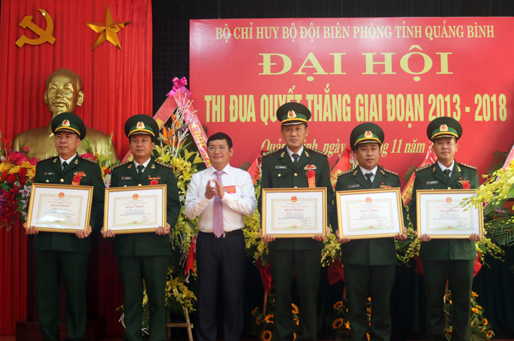 Đồng chí Trần Tiến Dũng, TUV, Phó Chủ tịch UBND tỉnh khen thưởng cho các tập thể, cá nhân Bộ chỉ huy BĐBP tỉnh.