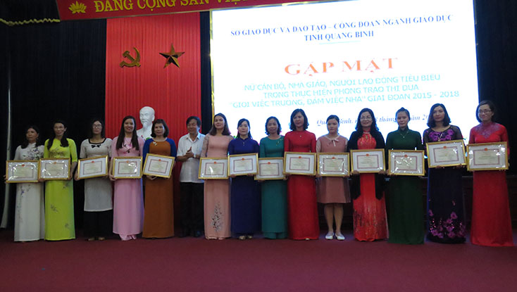 Đại diện lãnh đạo Sở GD-ĐT trao giấy khen cho những nữ nhà giáo tiêu biểu của phong trào thi đua ‘‘Giỏi việc trường, đảm việc nhà” giai đoạn 2015-2018. 