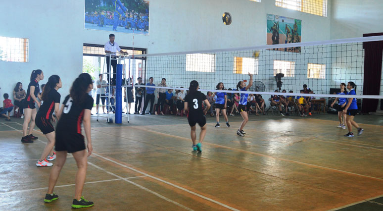 Giao lưu bóng chuyền nữ của các đơn vị trong khối thi đua các trường chuyên nghiệp tỉnh.