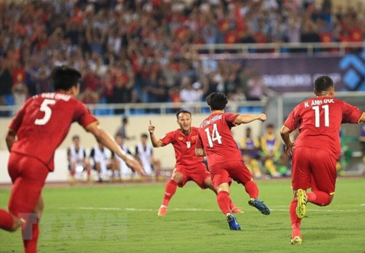 Các tuyển thủ Việt Nam ăn mừng bàn thắng mở tỷ số của Công Phượng (số 14).( Ảnh: Trọng Đạt/TTXVN)