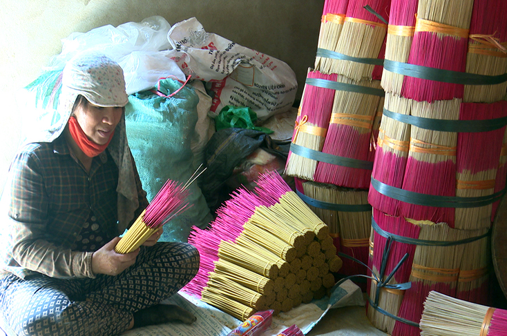 Tại cơ sở sản xuất cây hương trầm của chị Nguyễn Thị Yến, người lao động có thu nhập bình quân từ 4-4,5 triệu đồng/người/tháng.