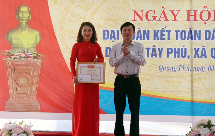 Chị Lê Thị Mỹ Trang nhận giấy khen của lãnh đạo UBND thành phố Đồng Hới tặng cho Ban công tác Mặt trận thôn Tây Phú.