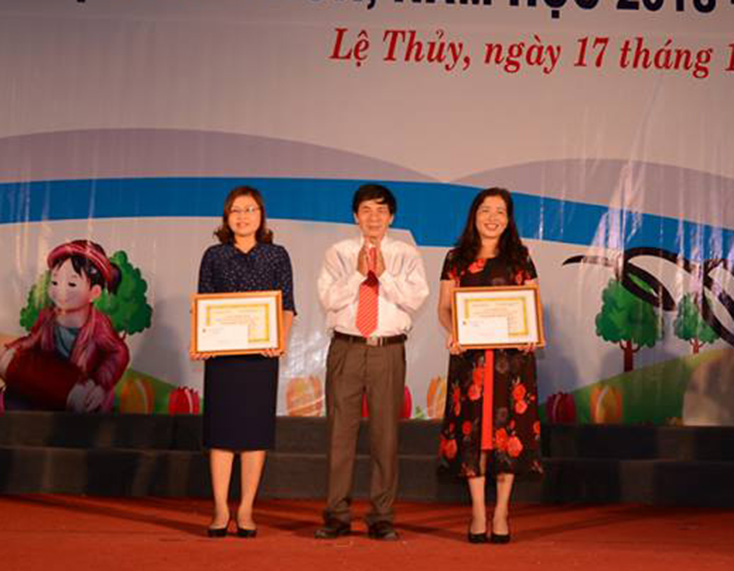 Ban tổ chức đã trao 2 giải nhất cho trường mầm non Phong Thủy và mầm non Liên Thủy