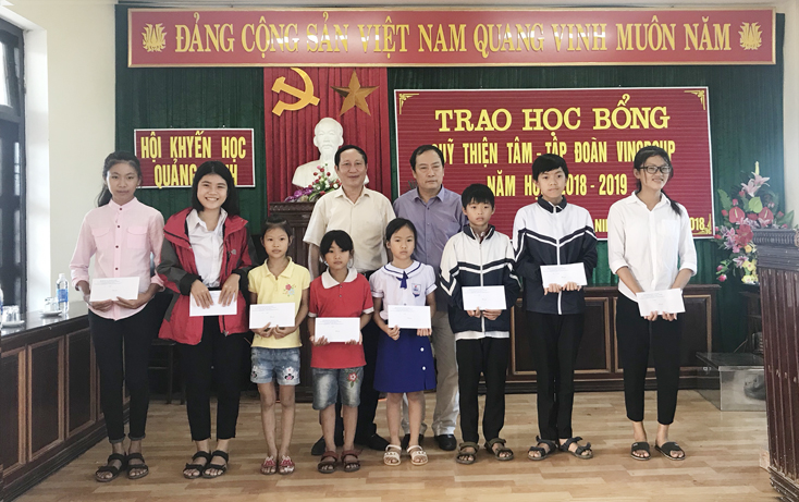  Lãnh đạo Hội Khuyến học tỉnh trao học bổng Quỹ Thiện Tâm cho học sinh huyện Quảng Ninh. 