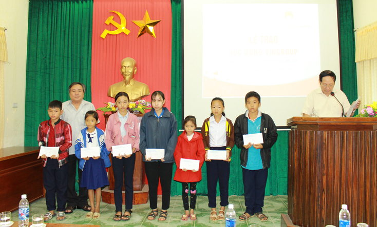 Các em học sinh huyện Minh Hóa được nhận học bổng của Quỹ Thiện Tâm năm học 2018-2019.