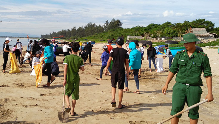 Lực lượng ĐVTN, bộ đội và người dân Cảnh Dương ra quân làm sạch bờ biển sau mỗi lần lụt bão đi qua. 