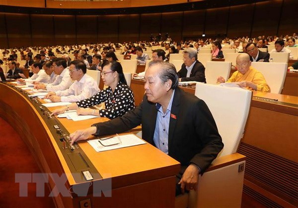 Đoàn đại biểu Quốc hội tỉnh Vĩnh Long biểu quyết thông qua Luật Chăn nuôi. (Ảnh: Phương Hoa/TTXVN)