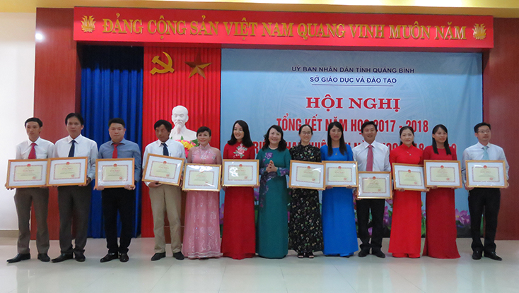 Thứ trưởng Nguyễn Thị Nghĩa trao bằng khen của Bộ GD-ĐT cho các nhà giáo có thành tích xuất sắc trong năm học 2017-2018. 