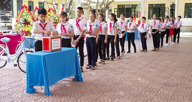 Học sinh Trường THCS Nam Lý đóng góp xây dựng quỹ tiếp sức bạn nghèo đến trường.