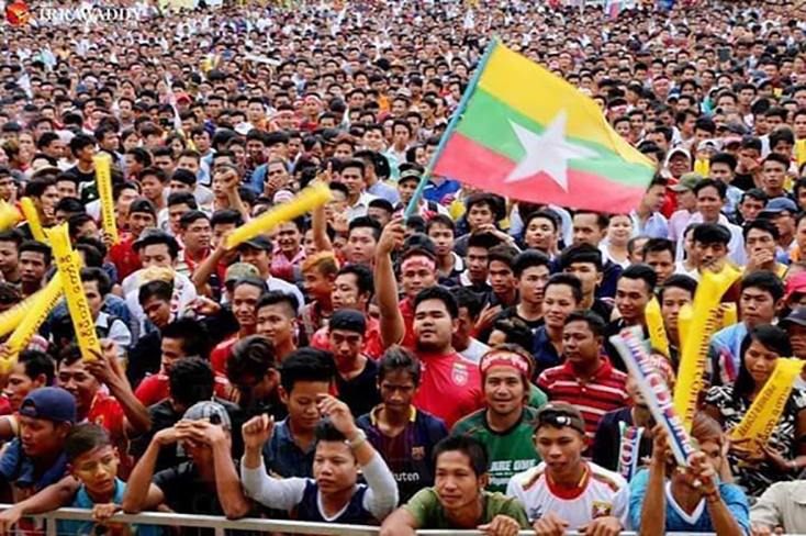 CĐV Myanmar sẵn sàng làm  