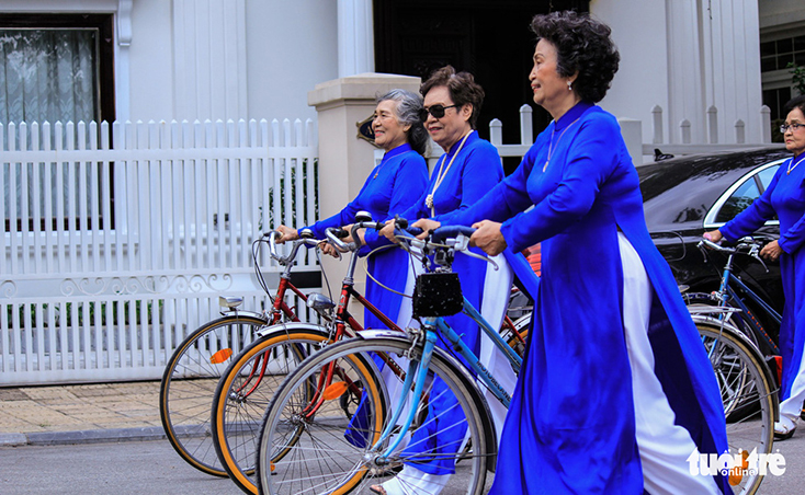 Những người phụ nữ Hà Nội xưa đẹp dịu dàng cùng tà áo dài bên những chiếc xe đạp cổ