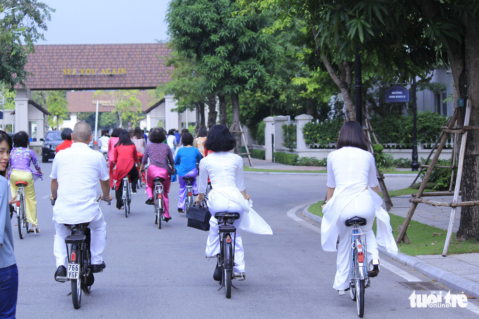  Những tà áo dài trắng cùng những chiếc xe đạp huyền thoại