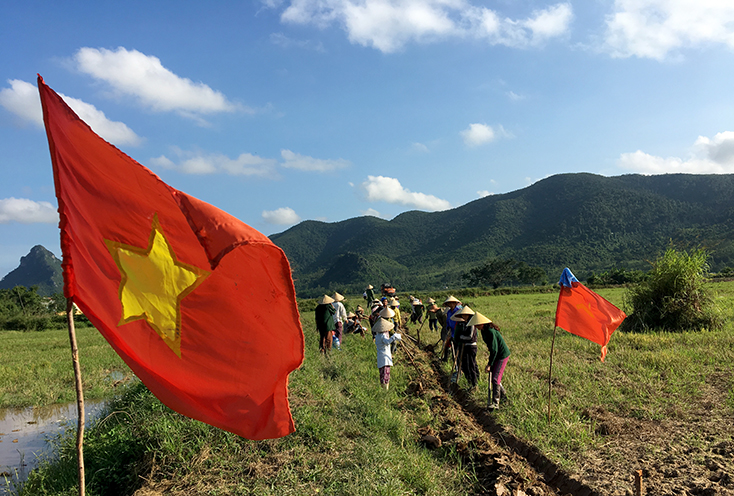 Nông dân xã Châu Hóa ra quân làm giao thông nội đồng xây dựng nông thôn mới.