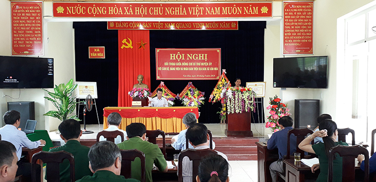Một cuộc đối thoại trực tiếp giữa đồng chí Bí thư huyện ủy Tuyên Hóa Hoàng Minh Đề với người dân xã Văn Hóa.