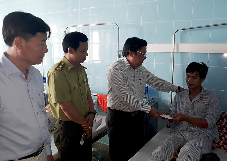 Đồng chí Cao Chí Công, Phó tổng cục trưởng Tổng cục Lâm nghiệp thăm hỏi, động viên cán bộ Kiểm lâm Nguyễn Trung Nghĩa tại bệnh viện.