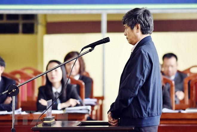 Bị cáo Nguyễn Thanh Hóa - nguyên Cục trưởng Cục Cảnh sát phòng chống tội phạm công nghệ cao, trả lời trước tòa. (Ảnh: Trung Kiên/TTXVN)