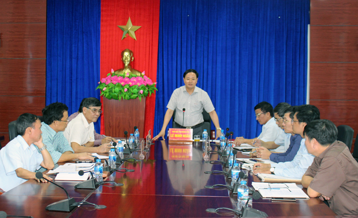 Đồng chí Lê Minh Ngân, Phó Chủ tịch UBND tỉnh chủ trì buổi đối thoại.