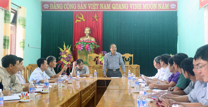 Đồng chí Trần Văn Tuân, Chủ tịch Ủy ban MTTQVN tỉnh làm việc với chính quyền huyện Minh Hoá để nắm bắt tình hình đời sống sản xuất và vấn đề nhà ở cho đồng bào dân tộc thiểu số tại hai xã Trọng Hoá, Dân Hoá.