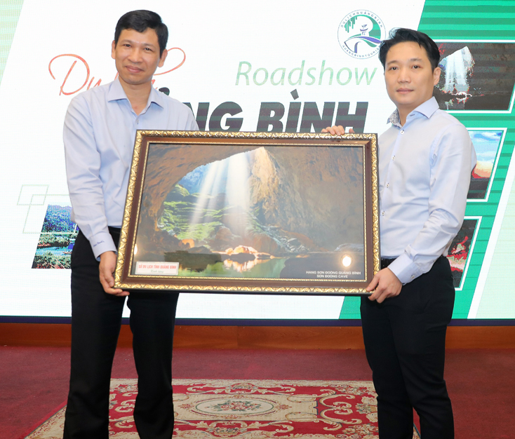 Đồng chí Hồ An Phong, Giám đốc Sở Du lịch Quảng Bình tặng bức tranh hang Sơn Đoòng cho Sở Du lịch TP.Hồ Chí Minh.