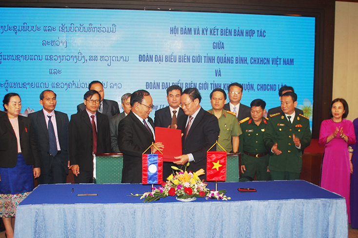 Lễ ký kết biên bản hợp tác giữa Đoàn đại biểu biên giới tỉnh Quảng Bình (CHXHCN Việt Nam) và Khăm Muộn (CHDCND Lào)