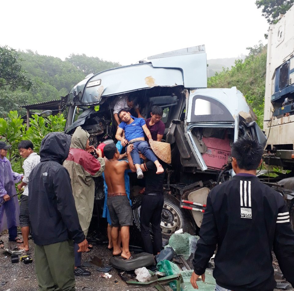Hiện trường vụ tai nạn trên quốc lộ 12A, đoạn qua xã Hóa Thanh (Minh Hóa)