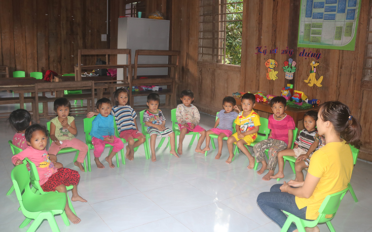 Một giờ học của các em học sinh Vân Kiều tại điểm trường PLoang 