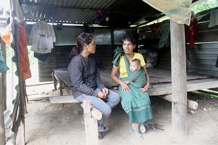  Chị Hồ Thị Năm, cô đỡ bản Khe Giữa, xã Ngân Thủy, huyện Lệ Thủy đang tuyên truyền, tư vấn về SKSS cho 1 phụ nữ mang thai ở địa phương. 