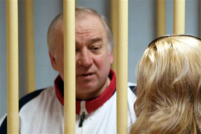 Cựu điệp viên người Nga Sergei Skripal (trái) tại một phiên tòa ở Moskva, Nga ngày 9-8-2006. (Ảnh: AFP/TTXVN)