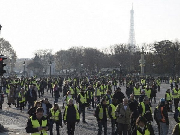 Người dân Pháp biểu tình nhằm phản đối việc tăng thuế xăng dầu. (Nguồn: Reuters)
