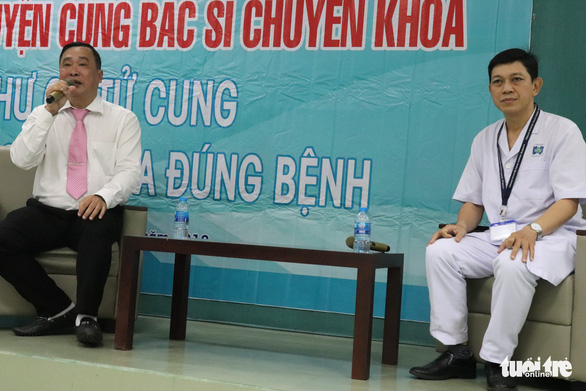 BS.CKII Nguyễn Văn Tiến - trưởng khoa Ngoại 1 (trái) và ThS.BS Trần Đặng Ngọc Linh - trưởng khoa Xạ 2 (phải) đang trả lời câu hỏi của người dân tại Bệnh viện Ung bướu TP.HCM - Ảnh: XUÂN MAI