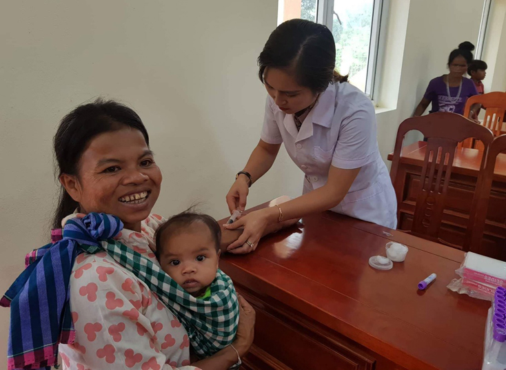 Hội LHPN huyện Bố Trạch phối hợp với Trung tâm Dân số-KHHGĐ huyện chăm sóc sức khỏe sinh sản, dinh dưỡng cho bà mẹ và trẻ em