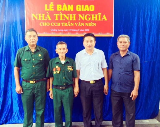 Hội CCB thị xã Ba Đồn trao nhà tình nghĩa cho CCB Trần Văn Niên.   