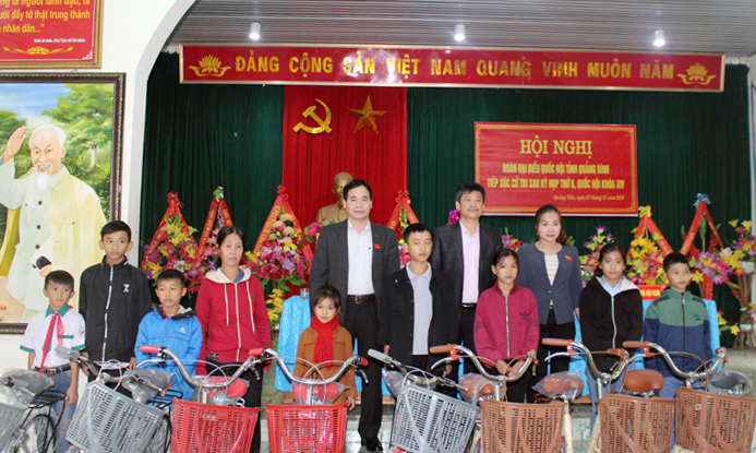 Đại diện Đoàn ĐBQH tỉnh và Ngân hàng Chính sách xã hội tỉnh trao xe đạp cho các em học sinh có hoàn cảnh khó khăn trên địa bàn huyện Quảng Trạch.