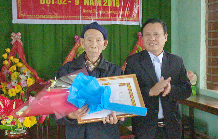 Đại diện lãnh đạo Thị ủy Ba Đồn trao Huy hiệu 70 tuổi Đảng cho đảng viên Hoàng Trọng Cách
