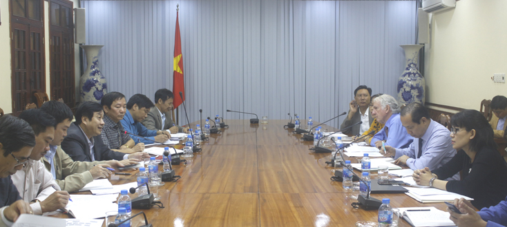 Đồng chí Nguyễn Xuân Quang, Phó Chủ tịch Thường trực phụ trách UBND tỉnh trao đổi tại buổi làm việc.