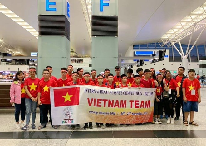   Các em học sinh quận Hoàn Kiếm, thành phố Hà Nội đại diện cho Việt Nam tham dự Cuộc thi Khoa học quốc tế - ISC lần thứ nhất 2018. (Ảnh: TTXVN phát)